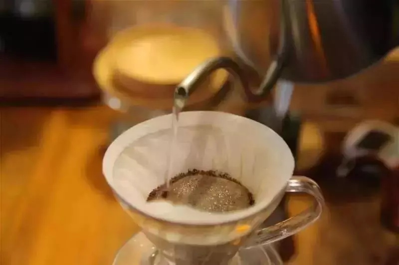 为什么冲咖啡要用细口壶 咖啡手冲壶和普通壶在冲煮时有什么区别