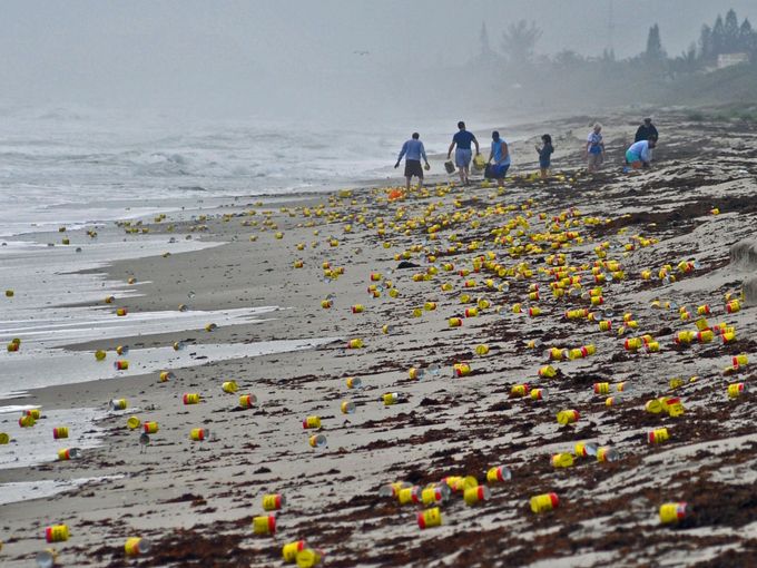 上千罐咖啡冲上美国海滩 引当地人及游人抢拾 这是怎么回事？