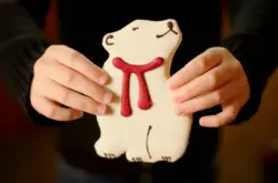 星巴克被消费者骂惨，偷懒圣诞杯后，又出一款北极熊被割喉的饼干