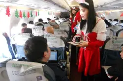 西部航空推出“空中咖啡街”主题航班 惊现圣诞老人及圣诞美女
