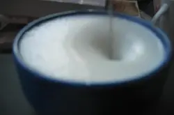 意式咖啡机打奶泡应该选用什么牛奶好？拿铁拉花奶泡厚度要求