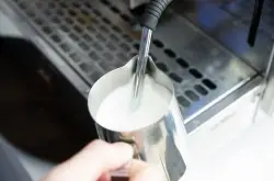 咖啡奶泡制作的三种方法 选择正确的奶泡杯打出稠密柔滑的奶泡