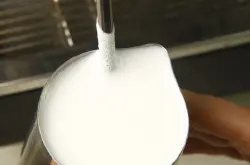 制作意式咖啡花式咖啡拉花的重点：如何使用咖啡机打好奶泡的技巧