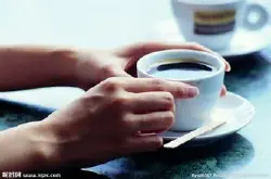 怎样拿咖啡杯？手拿咖啡杯的技术技巧 拿铁咖啡杯的容量 咖啡礼仪