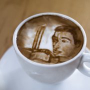 咖啡拉花达人将奥斯卡影片用咖啡拉花形式展现