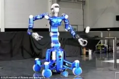 最新研发滚轮机器人 接握能力强会冲咖啡