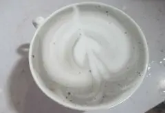 用洗洁精和墨水练习咖啡拉花，效果还不错