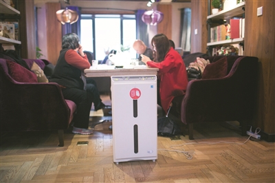 浙江咖啡店装了8台空气净化器 客人要收＂空气净化费＂