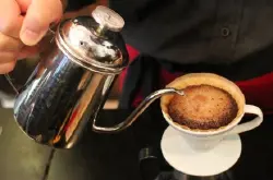 咖啡手冲手法：中心注水