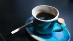 杯子颜色不同，喝咖啡时感觉到的苦味也不同