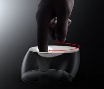 手指搅拌咖啡杯 给咖啡杯设计了一个中间柔软的盖子