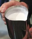 奶壶选购及握法 打奶泡的角度怎样放？