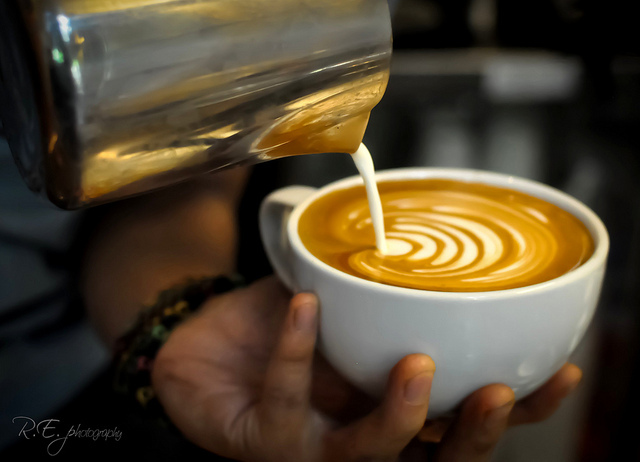 一杯咖啡拿铁的制作过程【咖啡系列】手把手教你在家如何制作咖啡