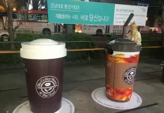 韩国首尔有可爱咖啡杯在街头