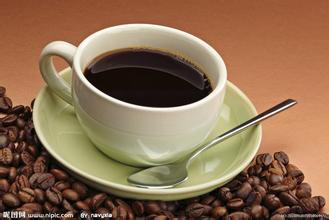 越南壶冲泡咖啡制作步骤五加入两匙自己研磨的咖啡粉
