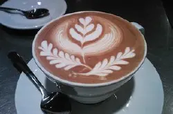 咖啡拉花技术-咖啡拉花分为两种工艺拉花和雕花