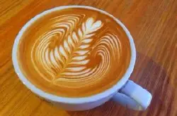 咖啡拉花是拿铁咖啡制作过程中的一场华丽冒险