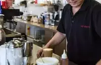 一家中国人在澳洲开咖啡店，不仅收获了财富更收获了感动