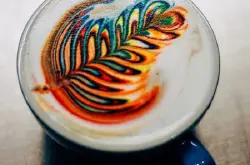 咖啡师把拉花玩出新高度：奶泡上画彩图