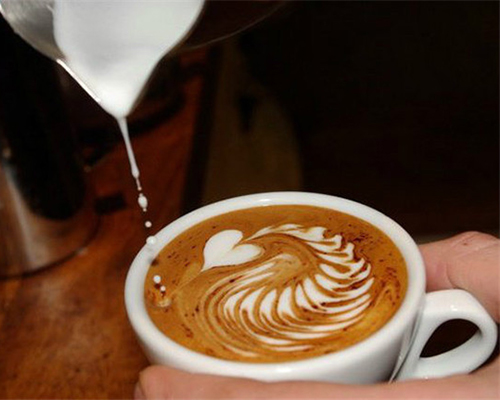 意式咖啡制作教程介绍--了解做咖啡时几个打奶泡的误区