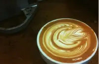 咖啡拉花技巧：拉花时液面的流动性