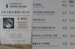 韩媒：咖啡台历自传书 “文在寅周边”小商品人气旺