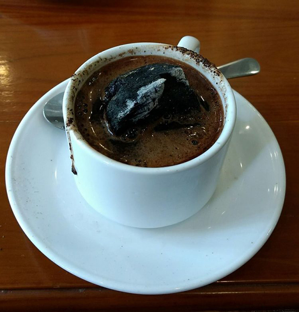 暗黑饮料：你一定没亲历过“活的”烧炭咖啡！