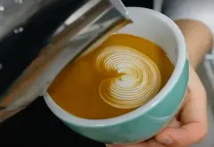 咖啡拉花成型时要注意的点，如何保持单图的对称