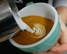 咖啡拉花基础练习—心形与叶子的步骤讲解