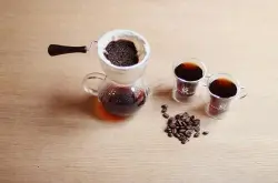 用滤纸滴漏式的方法冲泡咖啡