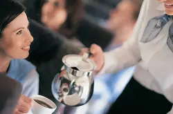 航空公司是怎么选咖啡的？每天几百万杯咖啡在3万英尺高空被喝掉