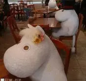 怕顾客一个人太孤单，日本咖啡馆送玩具熊陪伴，太有爱了