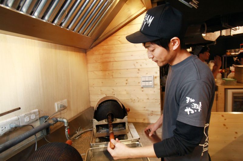来自日本的「咖啡屋」咖啡豆也可以现点现烘，新不新鲜亲自见证！