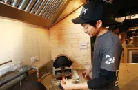 来自日本的「咖啡屋」咖啡豆也可以现点现烘，新不新鲜亲自见证！