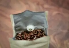 咖啡豆包装袋上的肚脐眼! 单向气阀孔是保持咖啡豆新鲜的关键