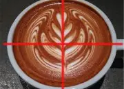 拉花为什么图是歪的？对称性图案咖啡拉花手法分享