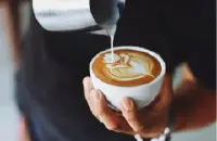 [拉花教学视频]咖啡拉花要注意的细节 拉花前习惯刮奶泡可不可行