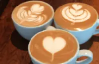 拿铁拉花初学咖啡心形拉花技巧 如何用热鲜奶制作完美拉花
