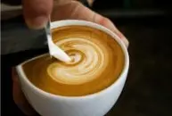 拿铁咖啡 拿铁有几种拉花？咖啡拉花最简单的图案-桃心