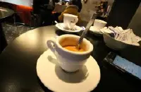 在意大利点杯正宗意式咖啡怎么喝？意大利的意式浓缩咖啡怎么喝