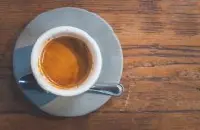 意式咖啡怎么喝？为什么会附上汤匙呢？意式咖啡Crema是愈多愈好