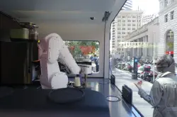 美国旧金山 Cafe X 第二代机器人咖啡厅亮相！做完咖啡还会挥手哟