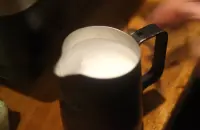 打奶泡技巧 | 绵密细腻的奶泡是怎么打出来的呢？