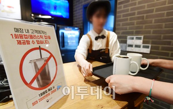 韩国咖啡店堂食禁用外卖杯后 被曝“马克杯跟马桶差不多脏”