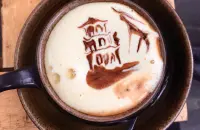 河内古街咖啡文化：咖啡放入陶瓷壶以蛋黄取代炼乳