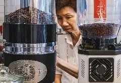曼谷最酷的咖啡师，76岁老奶奶未喝过一杯咖啡却成了招牌