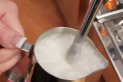 蒸汽咖啡机打奶泡技巧 咖啡机蒸汽含水率高不好打发牛奶怎么办