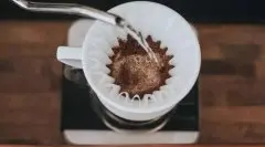 手冲咖啡 咖啡豆与水的比例是多少? 咖啡粉的粗细和萃取有何讲究